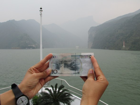 Money talks – this £1 note equivalent depicts the entrance to the first of the “Three Gorges” (right)